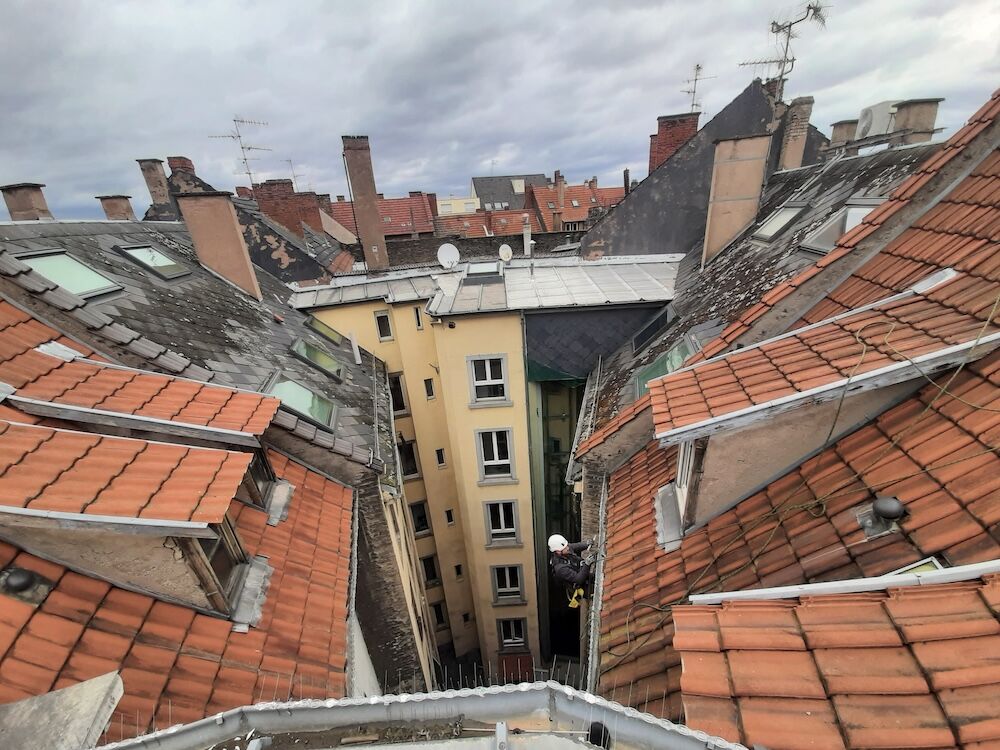 Couvreur cordiste sur toiture dans le sud de la France